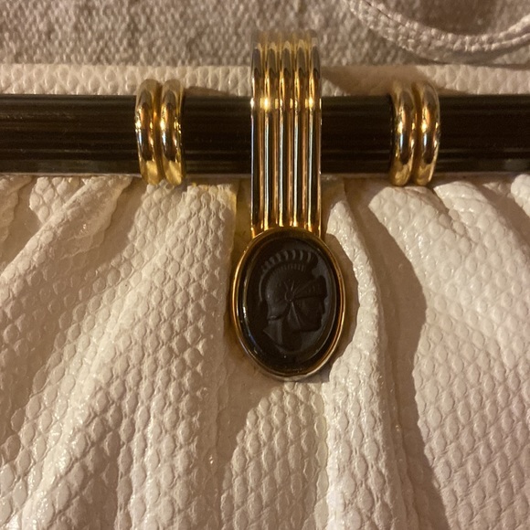 Judith Leiber Vintage Cream Lizard Handbag with cameo/jeweled closure - Picture 2 of 9